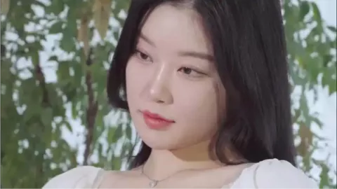 食客在炒茄子里吃出两颗假牙套